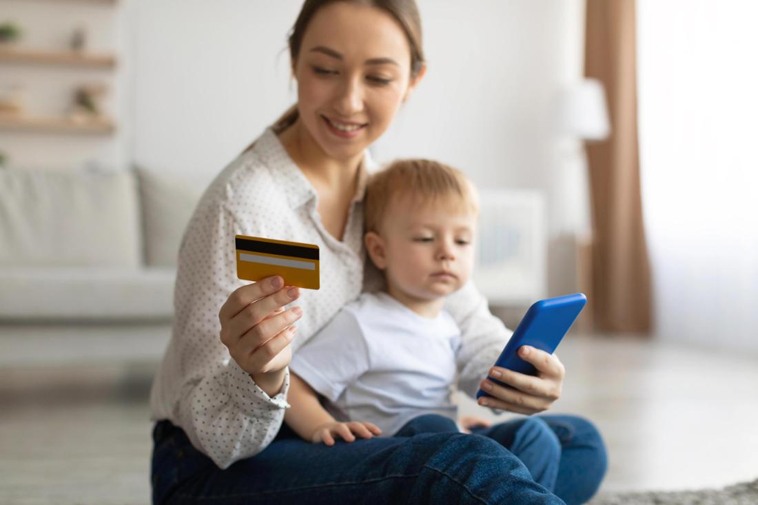 Mutter und Kind, Onlinekauf wird getätigt
