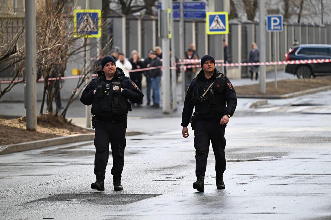 Es sind nicht die ersten Drohnenattacken auf Moskau im Ukraine-Krieg: Auf diesem Foto betrachten Polizisten einen beschädigten Wohnblock im Stadtteil Danilovsky am 14. März 2025.