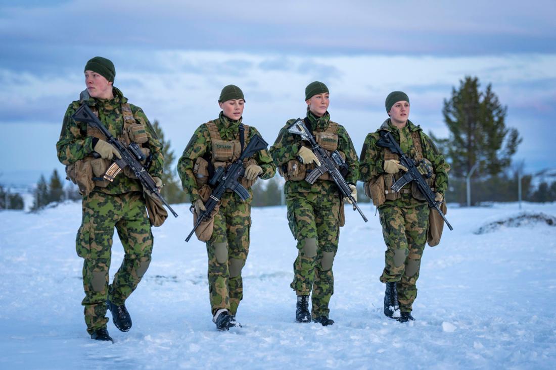 Junge finnische Soldaten bei einer Militärübung.
