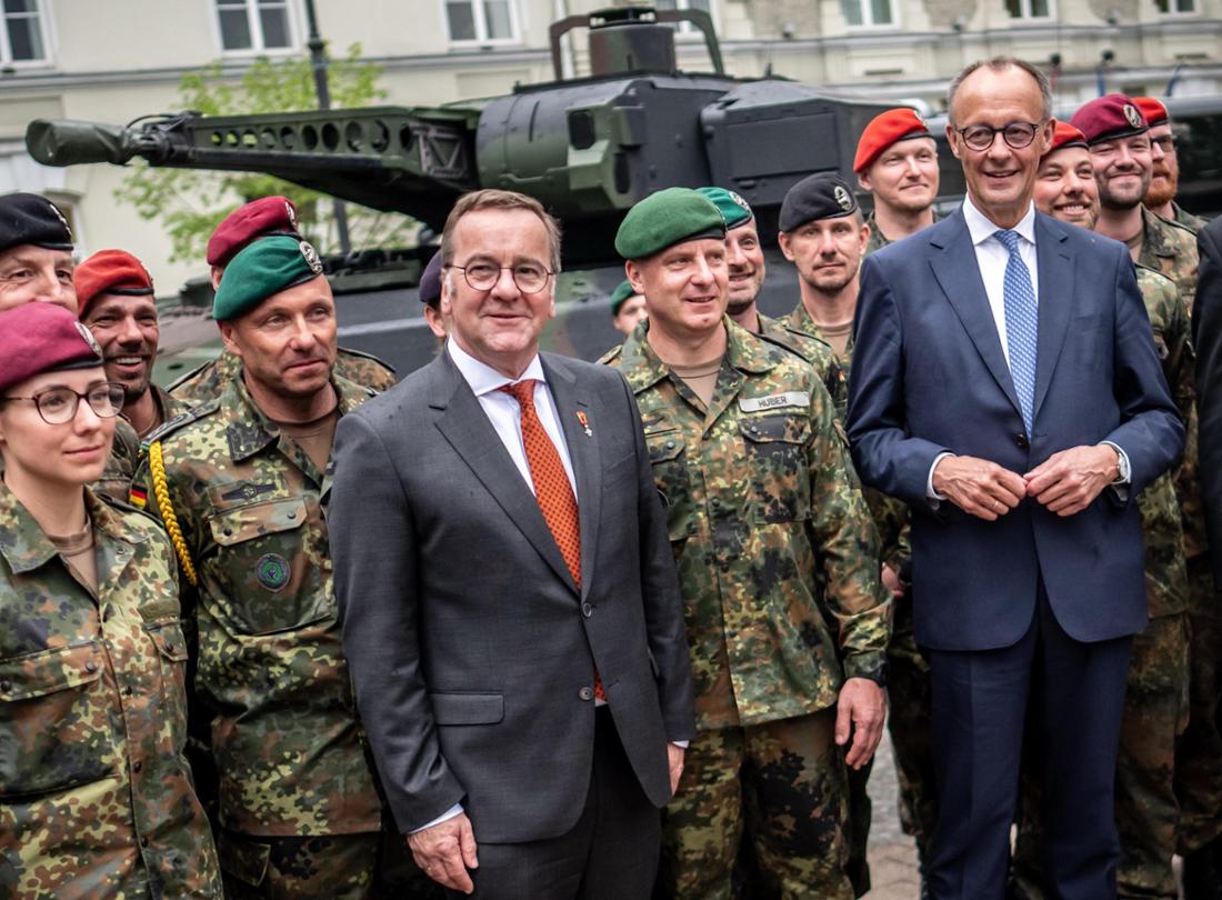 Bundeskanzler Friedrich Merz (CDU, r) steht mit Boris Pistorius (SPD, M), Verteidigungsminister, bei Soldaten der Panzerbrigade 45. Sie ist dauerhaft in Litauen stationiert und soll die Ostflanke der Nato unterstützen.