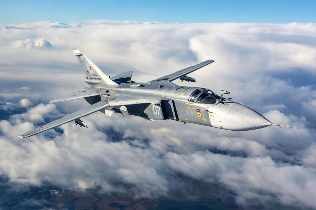 Ein Suchoi Su-24-Bomber im Flug über den Wolken.