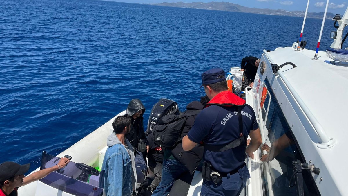 Türkiye intercepts 50 irregular migrants, 9 smugglers in Antalya