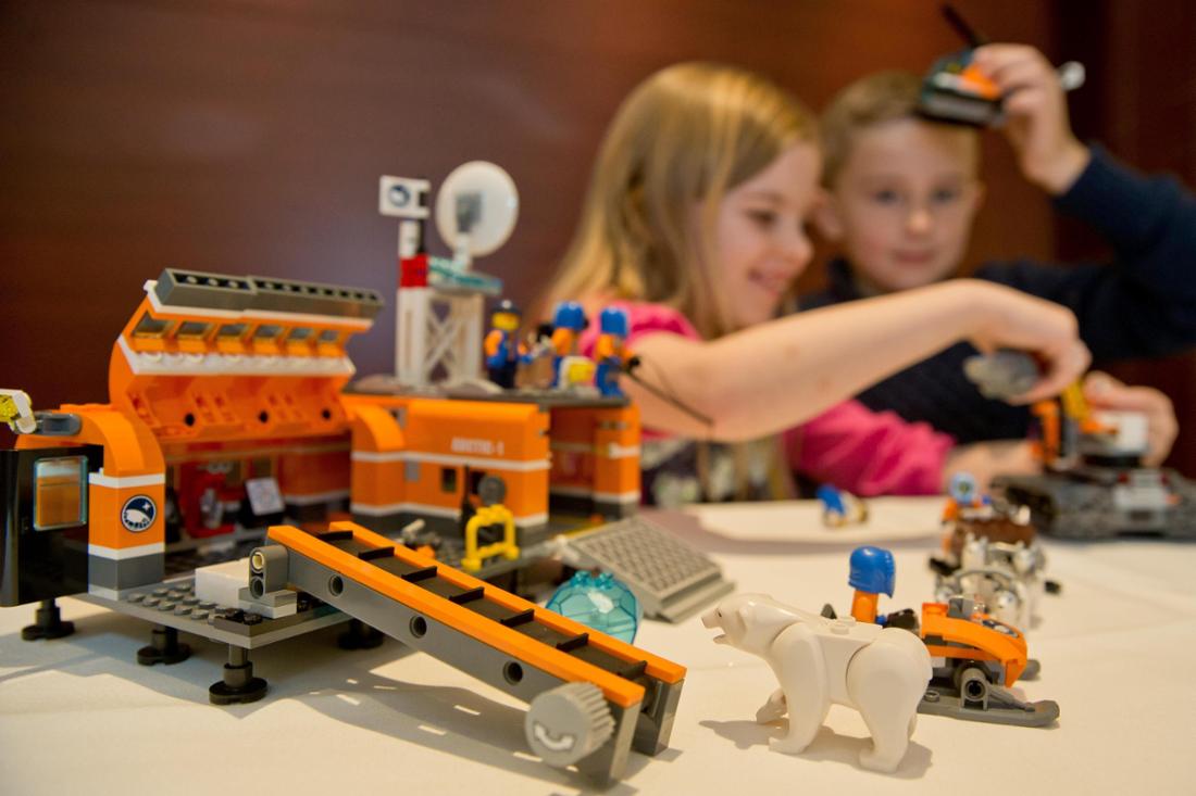 Zwei  Kinder spielen mit Lego