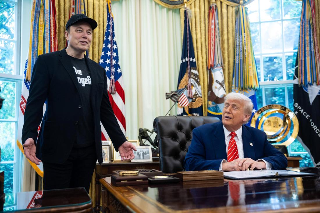 US-Präsident Donald Trump (rechts) verabschiedet den Tech-Milliardär und bisherigen Berater Elon Musk auf einer gemeinsamen Pressekonferenz