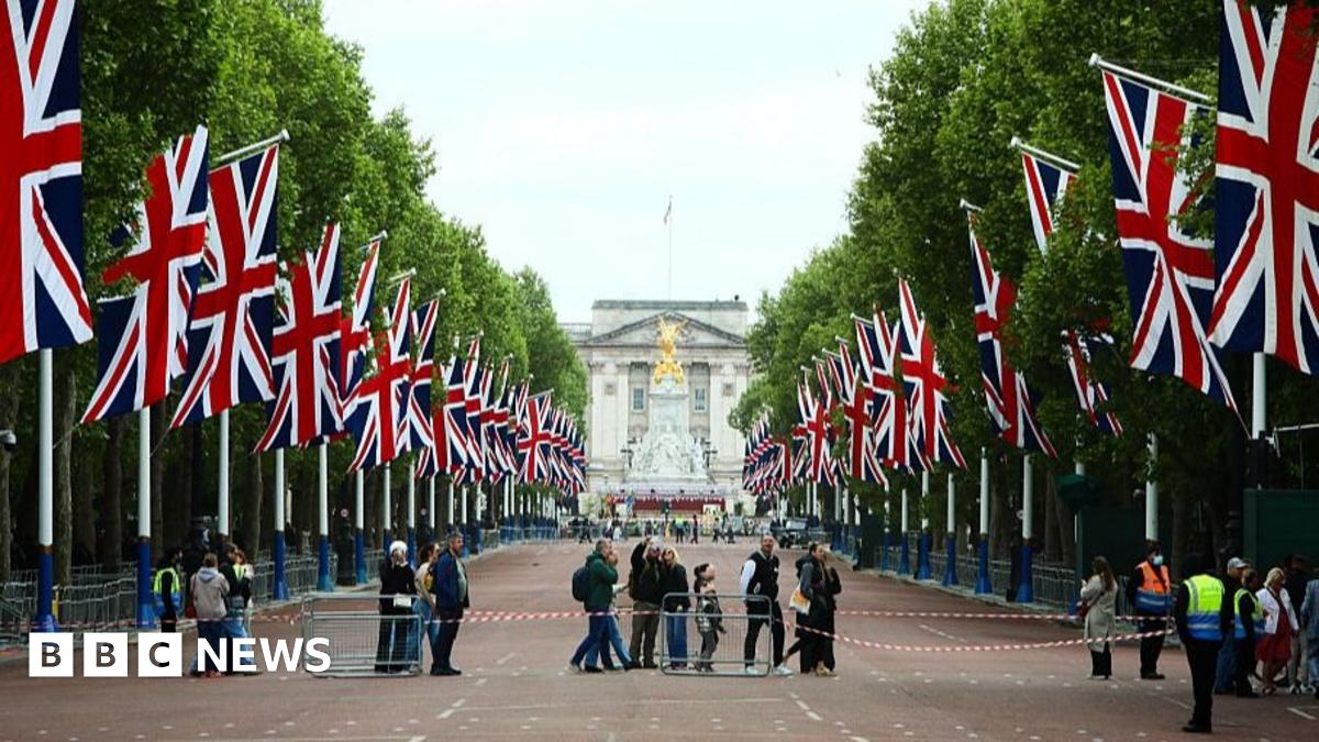 Prime Minister Keir Starmer speaks to members of staff during a visit to Leonardo, one of the biggest suppliers of defence and security equipment to the UK Ministry of Defence