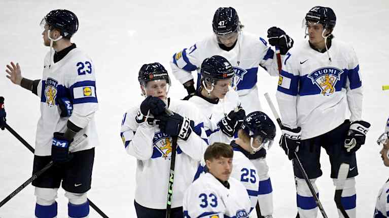Leijonien pelaajat pettyneinä.