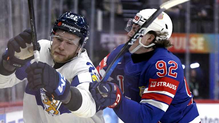 USA:n Logan Cooley taklaa Suomen Nikolas Matinpaloa jääkiekon MM-kisojen ottelussa.