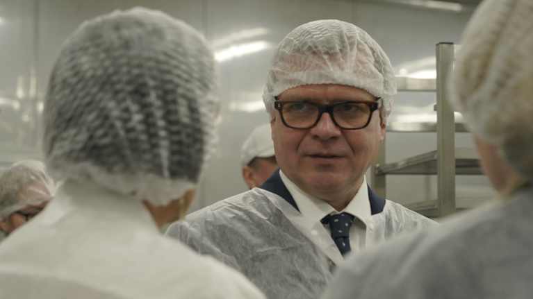 Pääministeri Petteri Orpo Hesburgerin tehtaalla Ukrainassa Borispilissa.