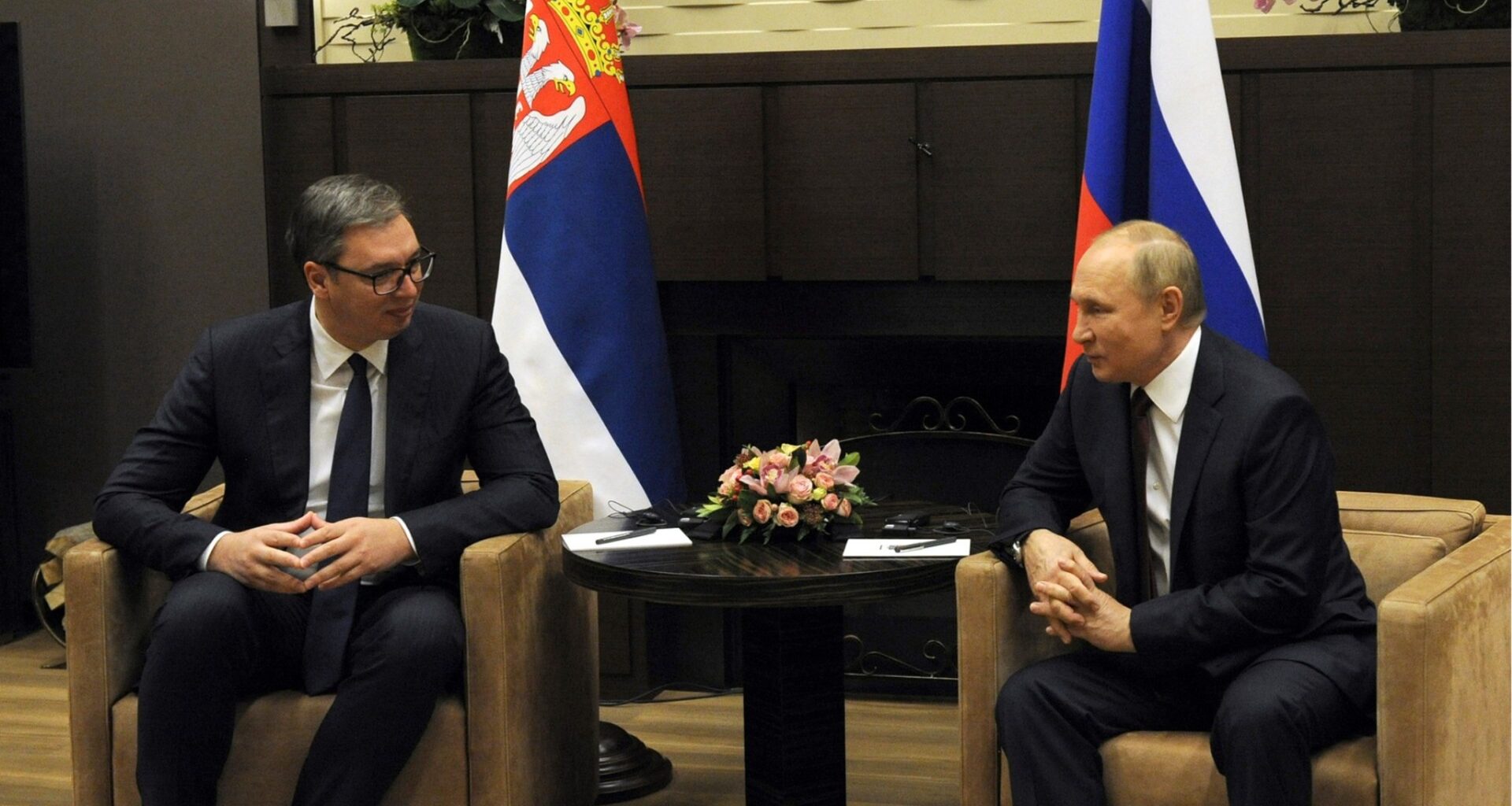 Вучич с нож в гърба на Путин: Русия намеси и България в "оръжейни обвинения" към Сърбия