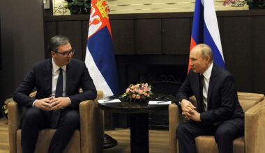 Вучич с нож в гърба на Путин: Русия намеси и България в "оръжейни обвинения" към Сърбия