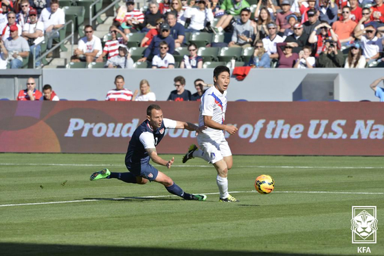 Korea's Lee Keun-ho, right, dribbles the ball during the friendly against the United States in Los Angeles on Feb. 1, 2014. [KFA] 