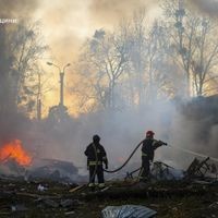 HANDOUT - 07.03.2025, Ukraine, Charkiw: Auf diesem vom ukrainischen Katastrophenschutz zur Verfügung gestellten Foto löschen Feuerwehrleute ein Feuer nach einem russischen Raketenangriff. Foto: Ukrainian Emergency Service/AP/dpa - ACHTUNG: Nur zur redaktionellen Verwendung und nur mit vollständiger Nennung des vorstehenden Credits +++ dpa-Bildfunk +++