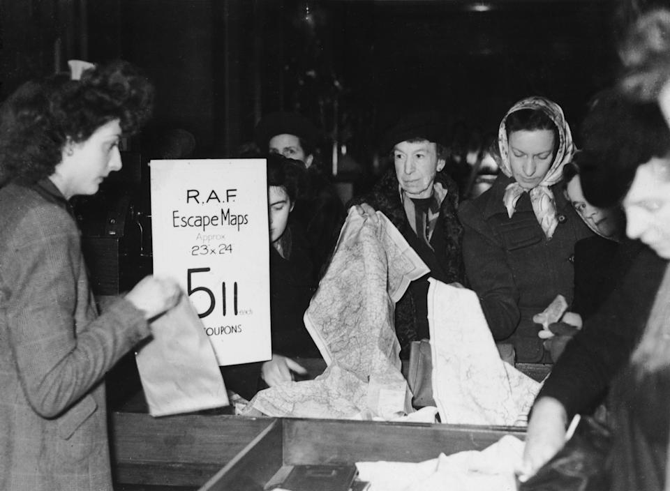 Women buying scarves recycled from RAF escape maps in a London shop, 7th December 1945. (Photo by Keystone/Hulton Archive/Getty Images)