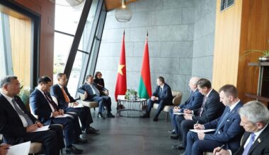 Vietnamese Party General Secretary meets with Belarusian PM