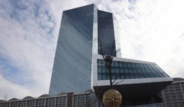 Eurozone wage growth sinks, supporting further ECB easing