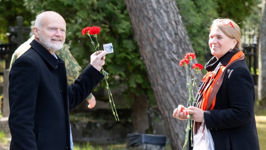 bne IntelliNews - Lithuanian activists hand out condoms on Victory Day to prevent 'another Putin' from being born