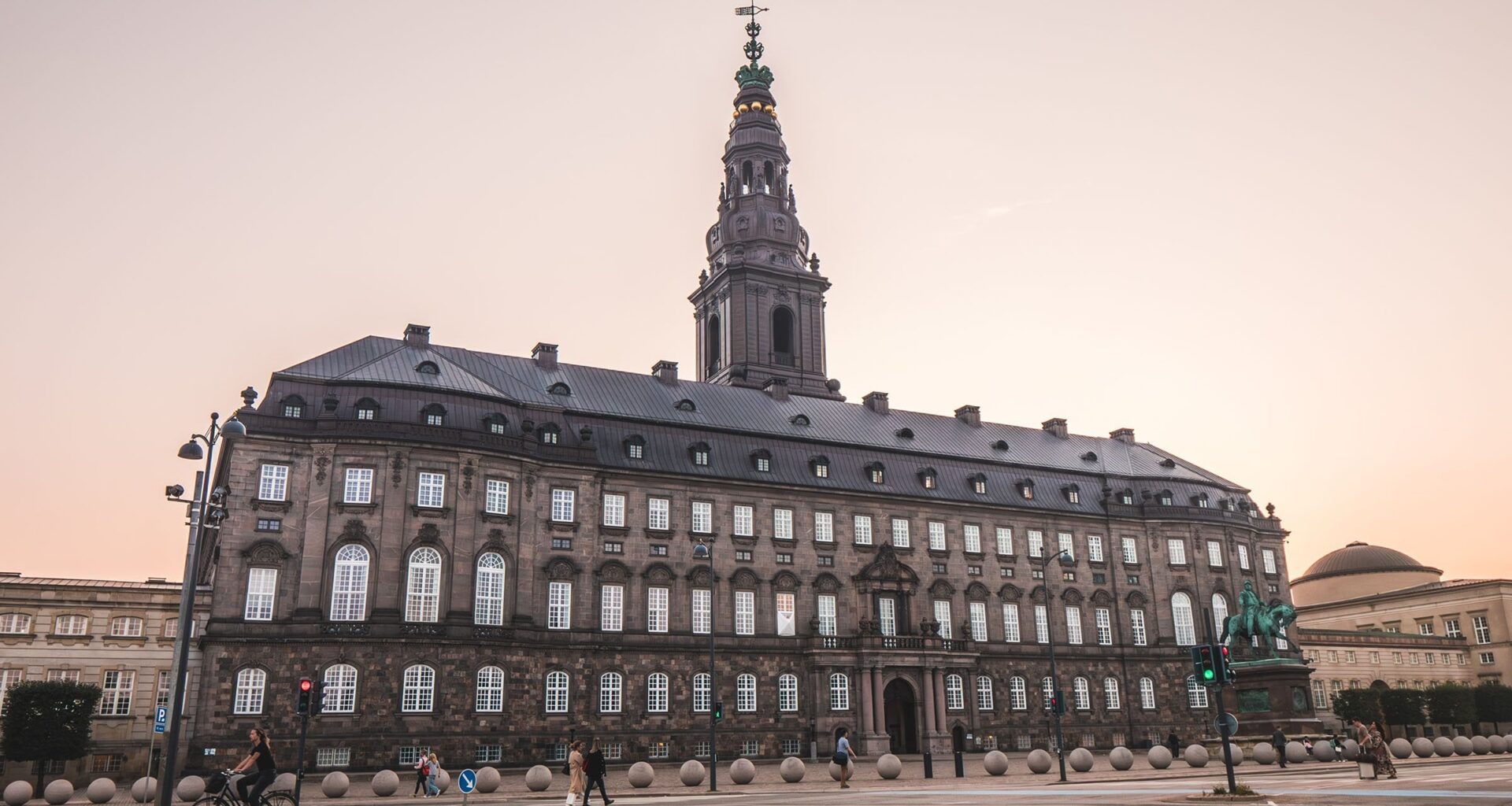 Vi tror på demokratiet – men ikke på politikerne [Ny rapport om tilliden til demokratiet og politikerne]