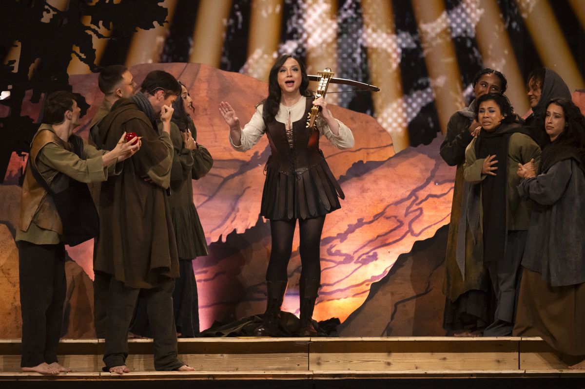 Petra Mede performt während des ersten Halbfinales des 69. Eurovision Song Contests in Basel, umringt von mittelalterlich gekleideten Darstellern.