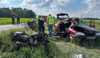 Fahrer verliert Kontrolle: Auto rast in Bikergruppe - zwei Tote
