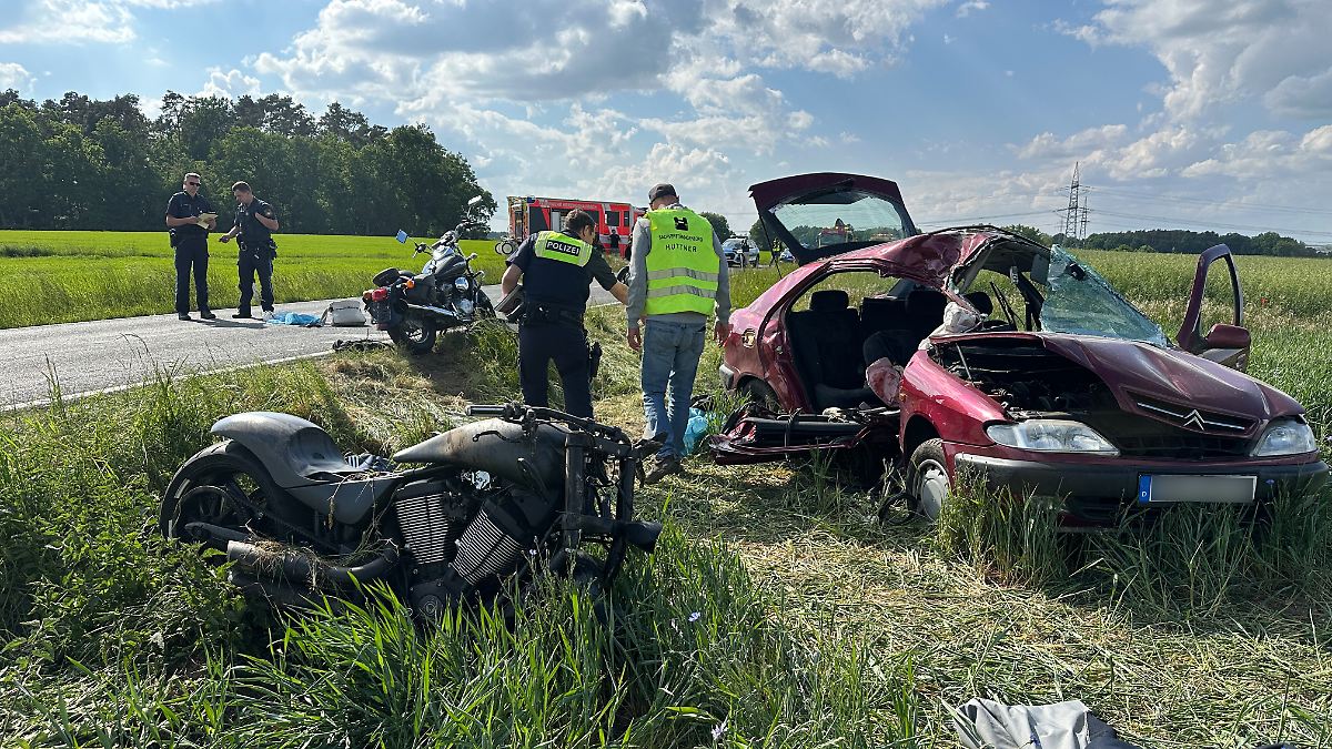 Fahrer verliert Kontrolle: Auto rast in Bikergruppe - zwei Tote