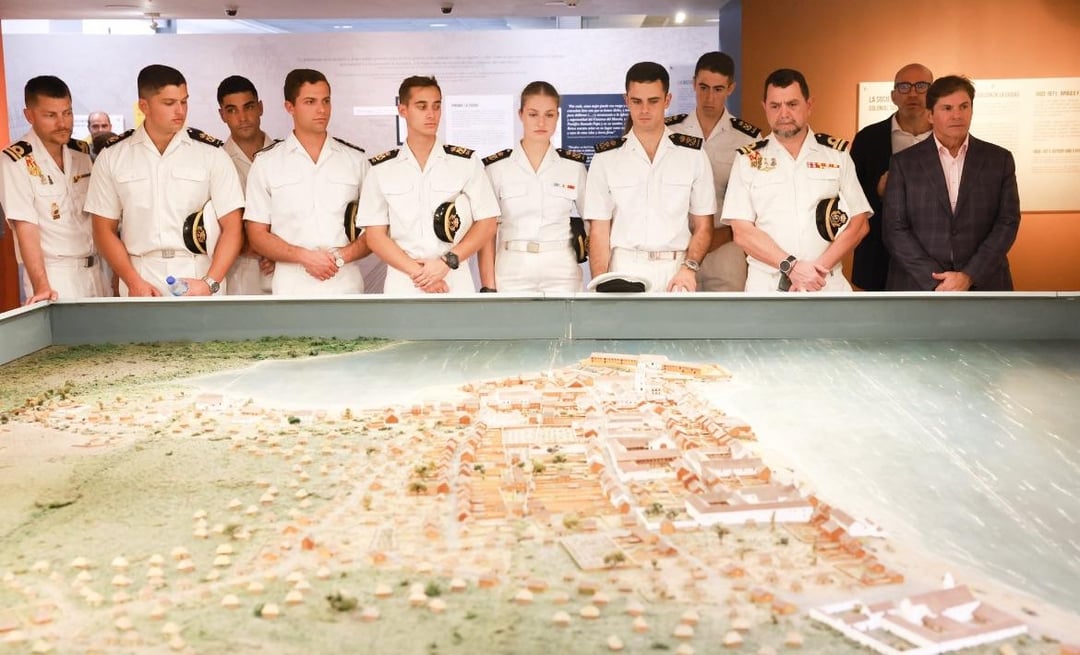 Princess Leonor, along with several colleagues and a group of officers from the training ship "Juan Sebastián de Elcano," participated in a visit to Panama Viejo.
