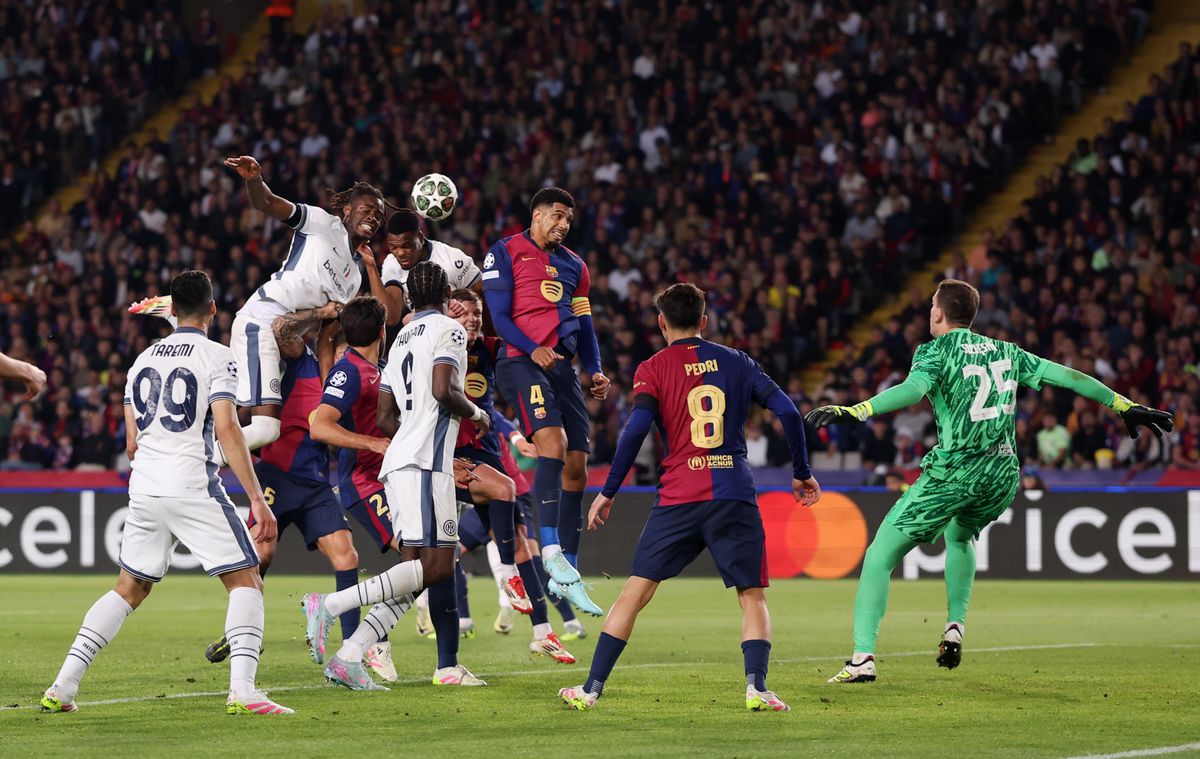 Denzel Dumfries von FC Internazionale erzielt das dritte Tor seines Teams während des UEFA Champions League Halbfinalspiels gegen FC Barcelona im Estadi Olimpic Lluis Companys, Barcelona, am 30. April 2025.