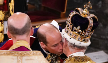 Prince William kissing King Charles at his coronation