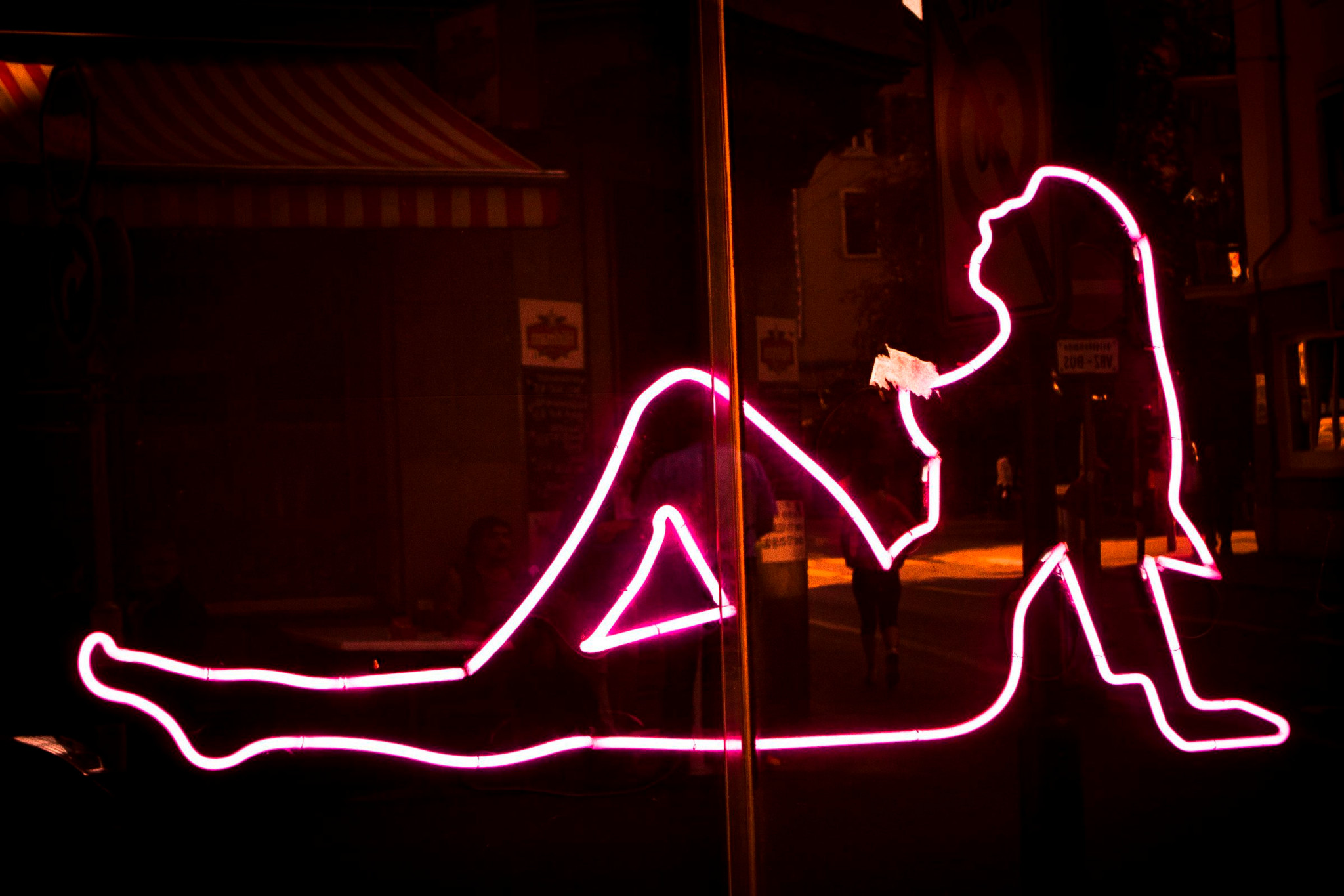 Neonbeleuchtung des Erotik-Kinos Roland an der Langstrasse, zeigt eine liegende Silhouette, 2010 fotografiert.