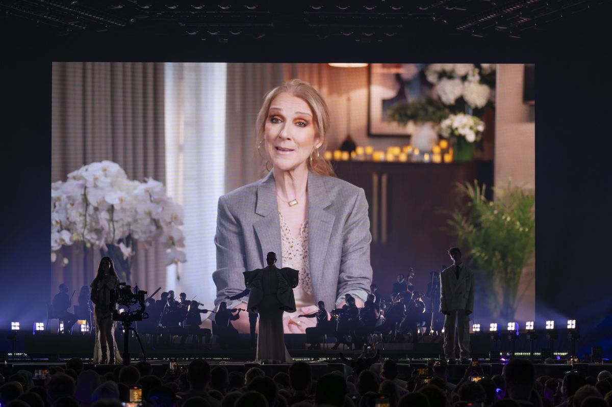 Videobotschaft von Celine Dion während der Kostümprobe und Vorschau des ersten Halbfinales des 69. Eurovision Song Contests in Basel, Schweiz, am 12. Mai 2025, auf einer grossen Leinwand.