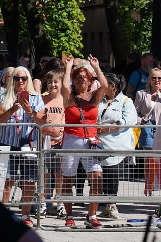 Because the last post got deleted by the mods for some reason, here's a very nice person who's definitely not aligned with fascist elements shouting insults at people rallying in support of human rights, for some unknown reason.