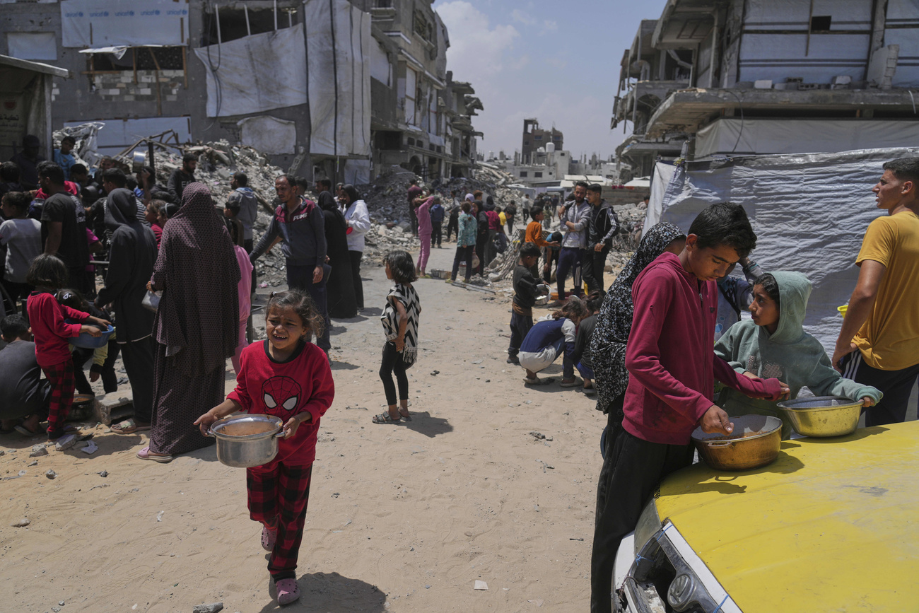 Photo of civilians in Gaza receiving food