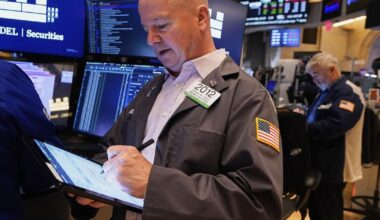 Wall Street loses ground, breaking a 9-day winning streak, and crude oil prices tumble | News
