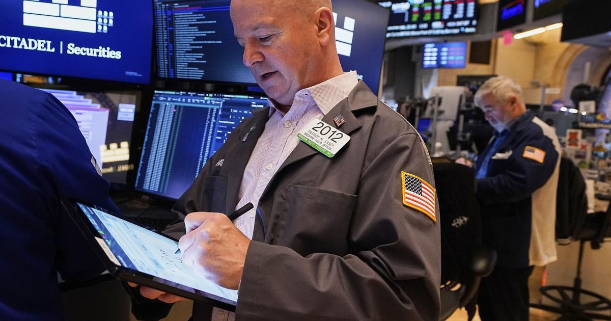 Wall Street loses ground, breaking a 9-day winning streak, and crude oil prices tumble | News