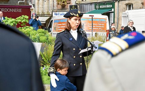 Commémoration du 8-Mai, jeudi 8 mai 2025, devant le monument aux morts, dans le centre-ville de Lannion. Lecture du texte du ministre de la Défense par Pauline Dubus, sous-préfète de l’arrondissement de Lannion.
