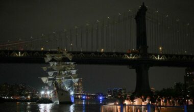 Nave scuola della Marina militare messicana urta il Ponte di Brooklyn: 2 morti e 17 feriti