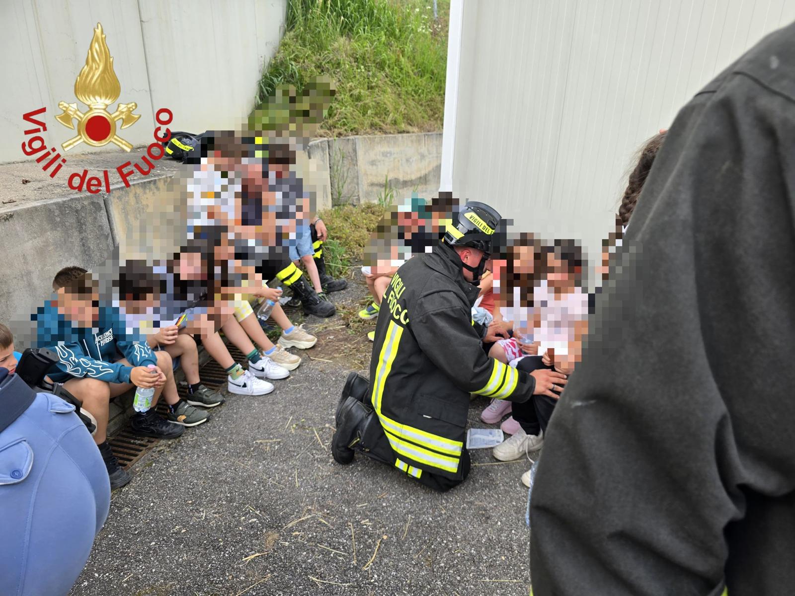 Incidente a Lomazzo sulla Pedemontana in galleria, schianto tra camion e pullman di scolari in gita: morta una maestra, due feriti gravi e 28 feriti lievi