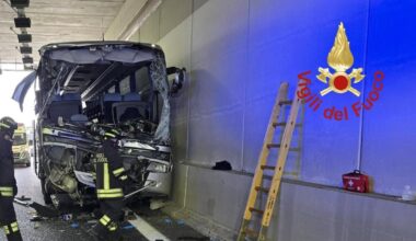 Incidente a Lomazzo sulla Pedemontana, pullman di scolari in gita tampona camion: morta una maestra, feriti l'autista e due bambini