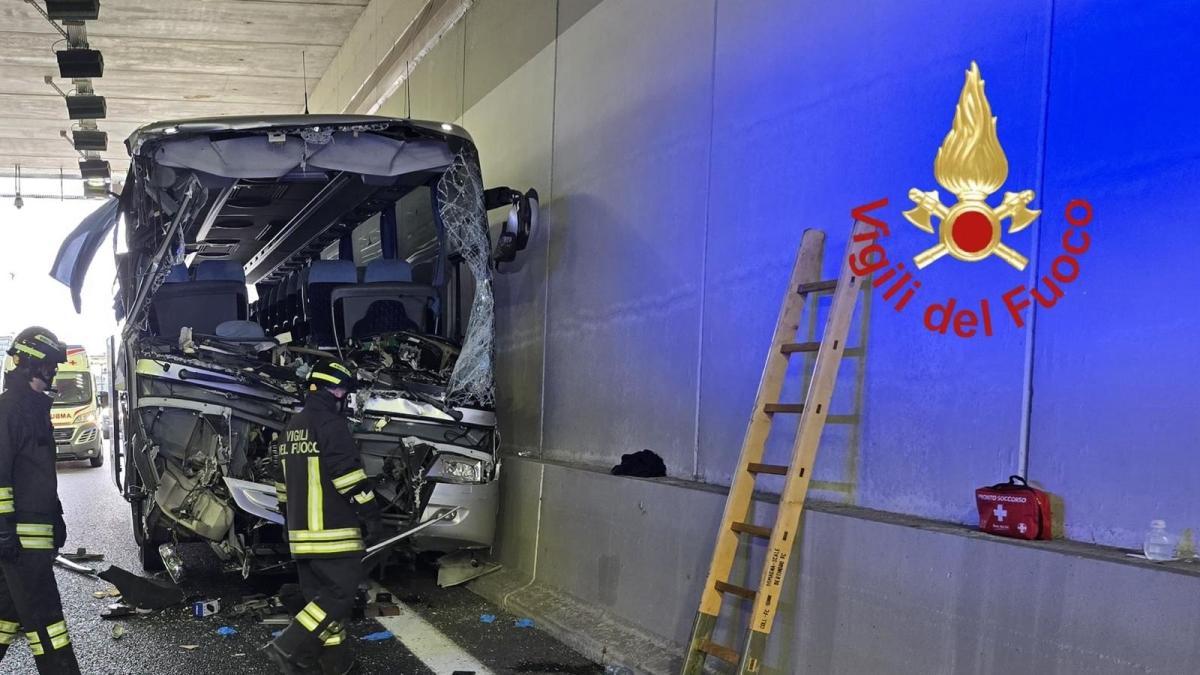 Incidente a Lomazzo sulla Pedemontana, pullman di scolari in gita tampona camion: morta una maestra, feriti l'autista e due bambini