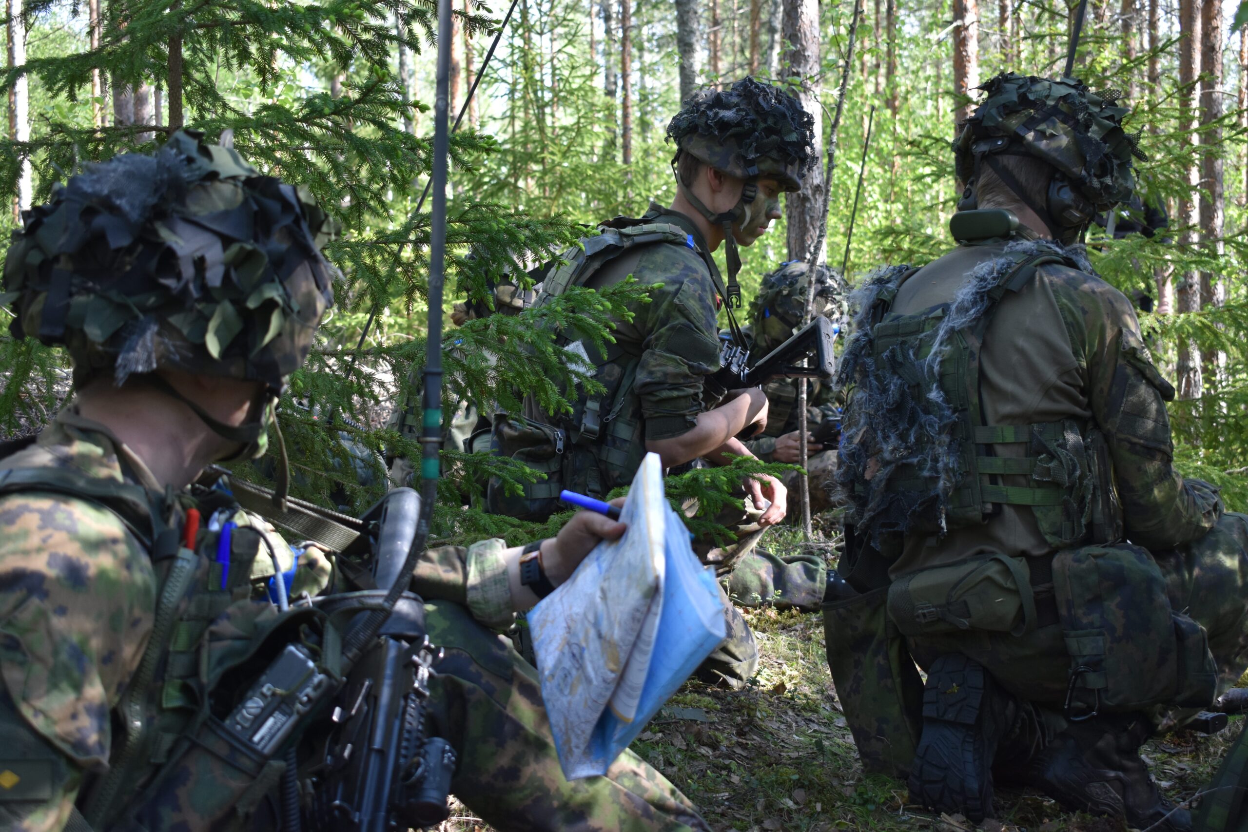 In der Übung mit polnischen Soldaten waren die finnischen Streitkräfte das blaue Team, Polen trägt dabei die Farbe rot.