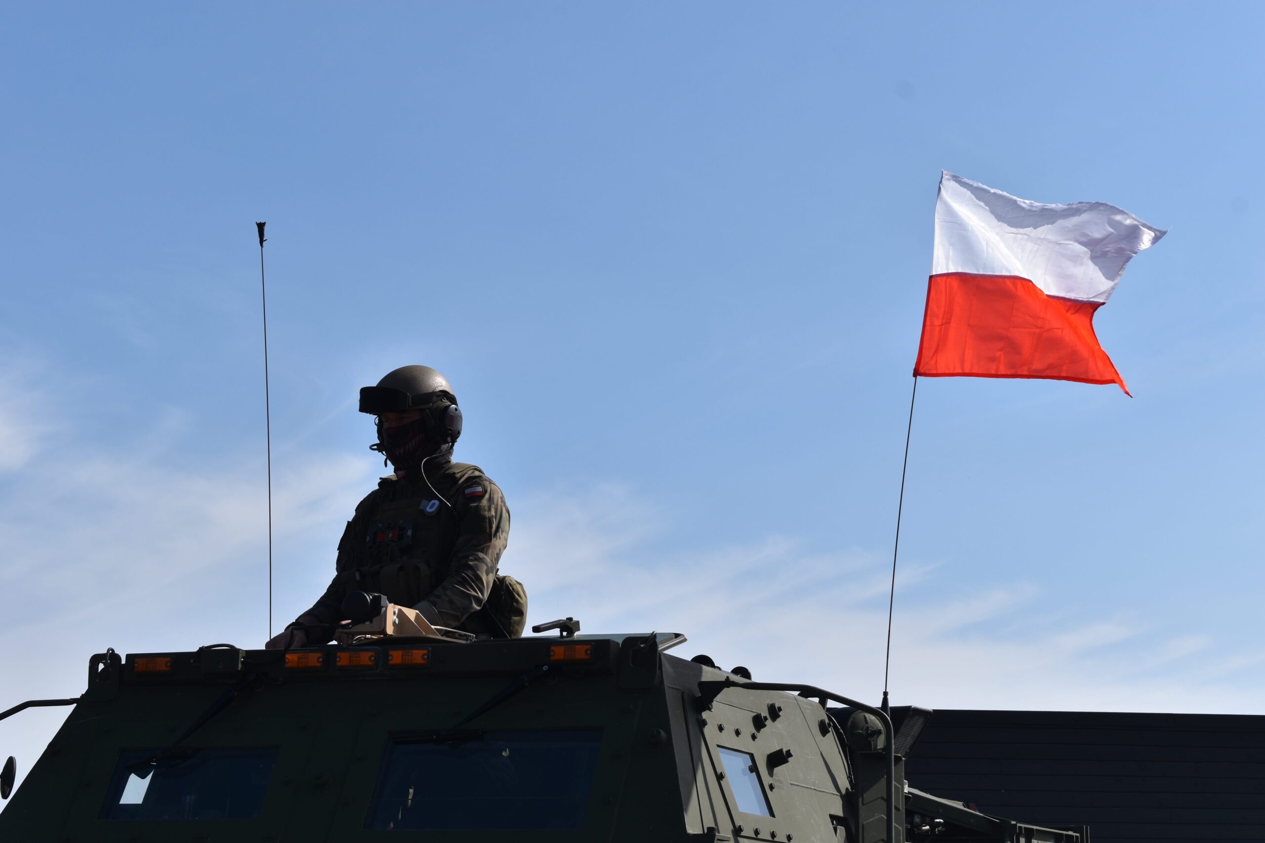Ein polnischer Soldat sitzt auf einem M142 High Mobility Artillery Rocket System auf dem Flugplatz im Süden Finnlands.