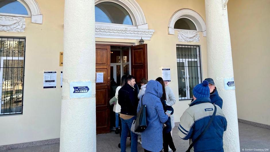 Moldovans massively backed winner of Romanian election – DW – 05/22/2025