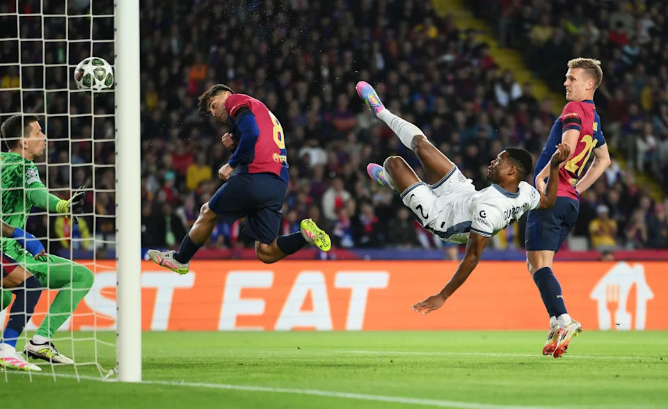 BARCELONA, SPAIN – APRIL 30: Denzel Dumfries of FC Internazionale scores his team’s second goal whilst under pressure from Pedri and Frenkie de Jong of FC Barcelona during the UEFA Champions League 2024/25 Semi Final First Leg match between FC Barcelona and FC Internazionale Milano at Estadi Olimpic Lluis Companys on April 30, 2025 in Barcelona, Spain. (Photo by David Ramos/Getty Images)