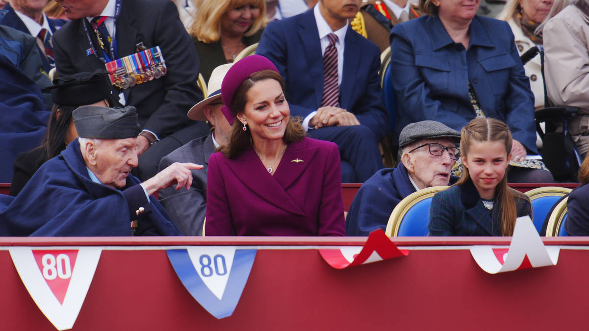 Royal family arrives at VE day celebrations, as 80th anniversary parade heads to...