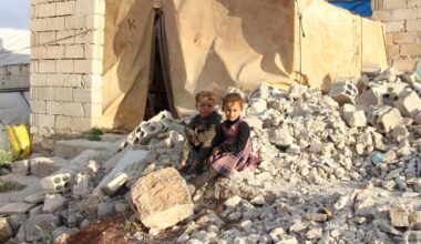 Returnees live in tents atop ruins – DW – 05/25/2025