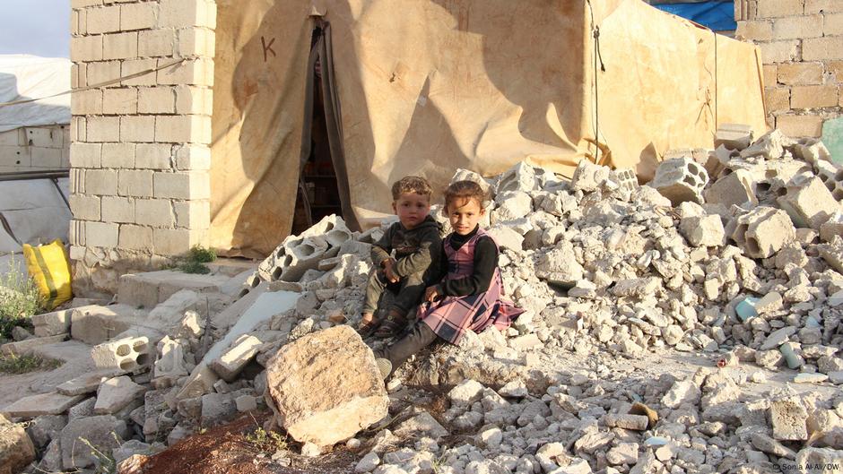 Returnees live in tents atop ruins – DW – 05/25/2025