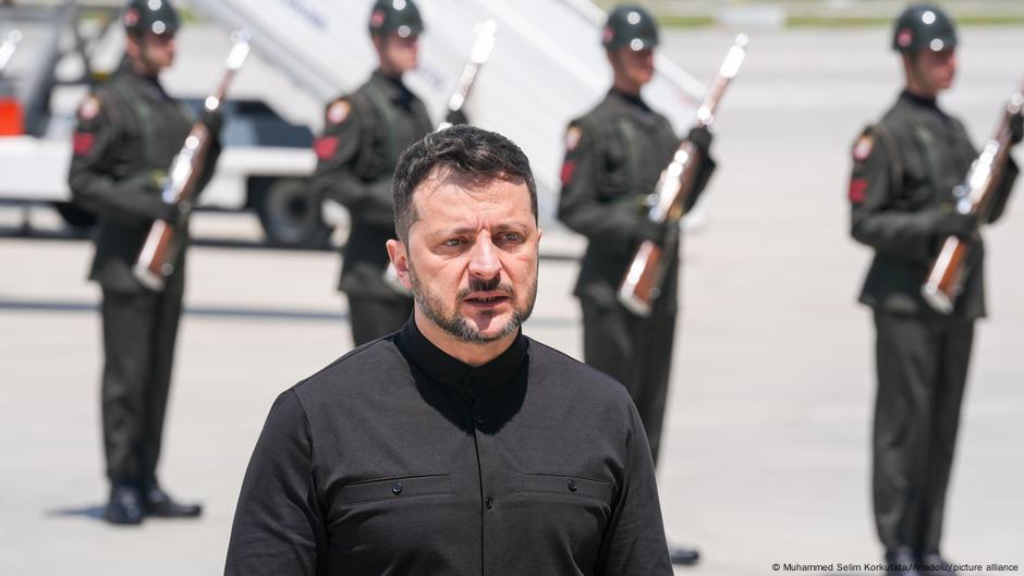 Zelenskyy slams Putin's absence in Turkey – DW – 05/15/2025