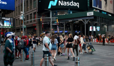 Wall Street down and FTSE higher as traders digest US retail sales and UK growth data