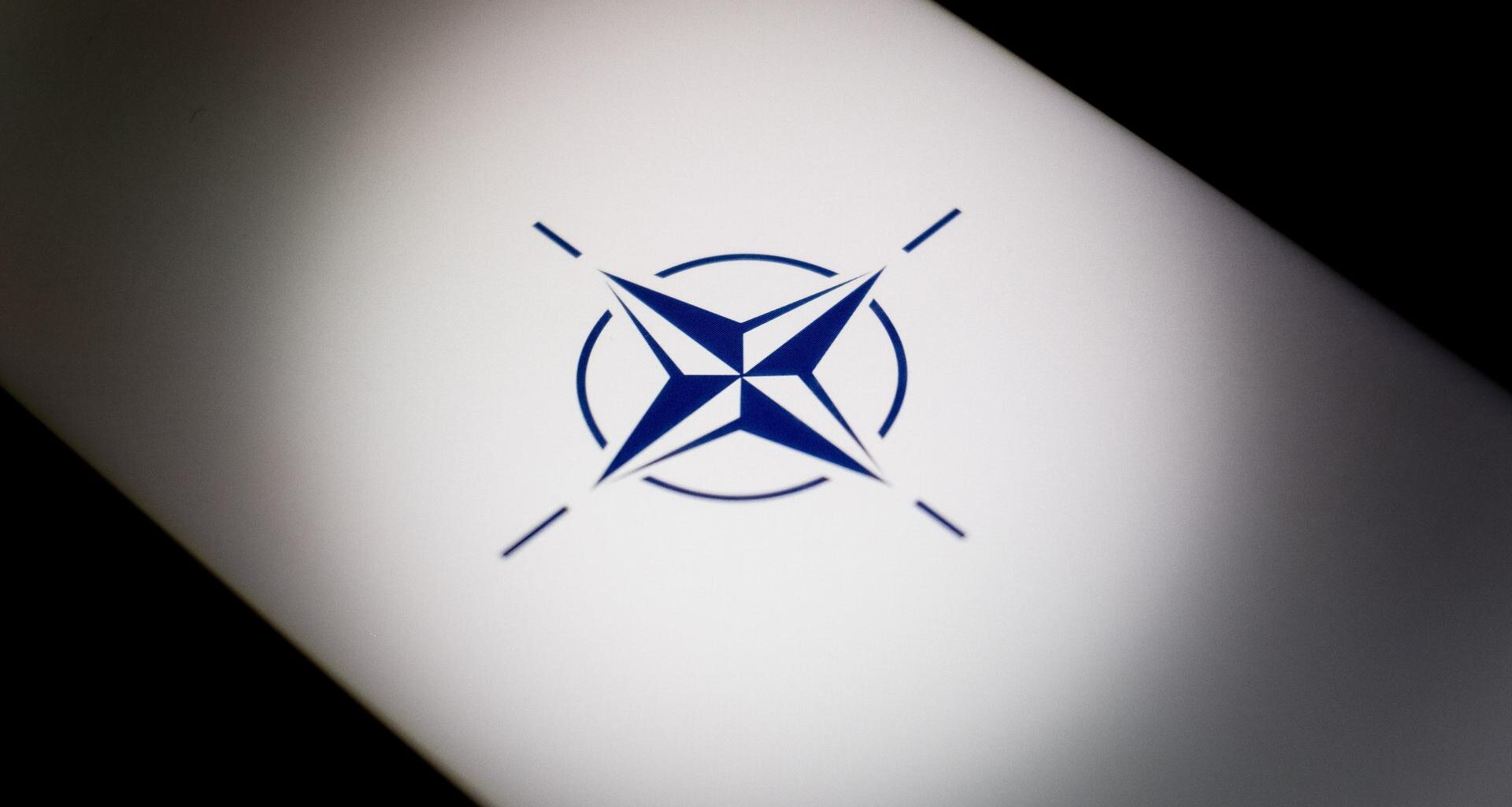 Ein hinterleuchtetes NATO-Logo ist zu sehen.