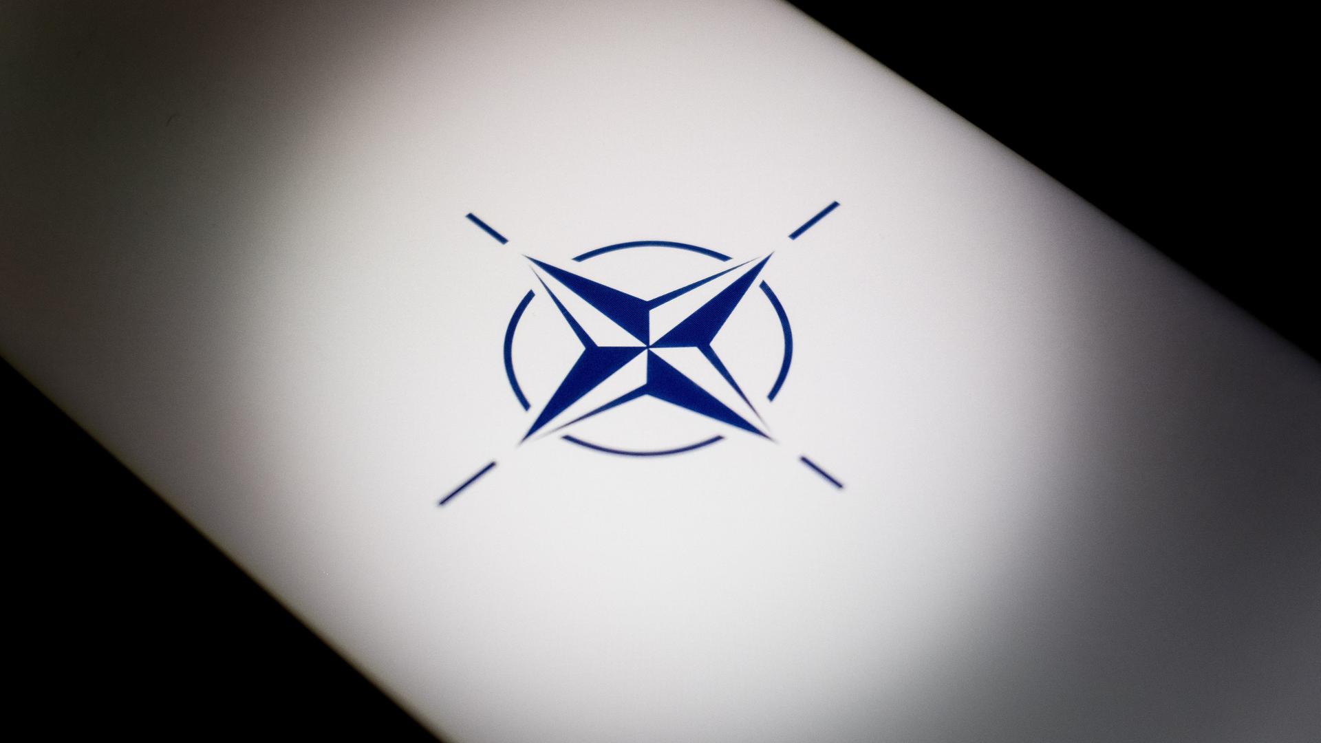 Ein hinterleuchtetes NATO-Logo ist zu sehen. Ein hinterleuchtetes NATO-Logo ist zu sehen.