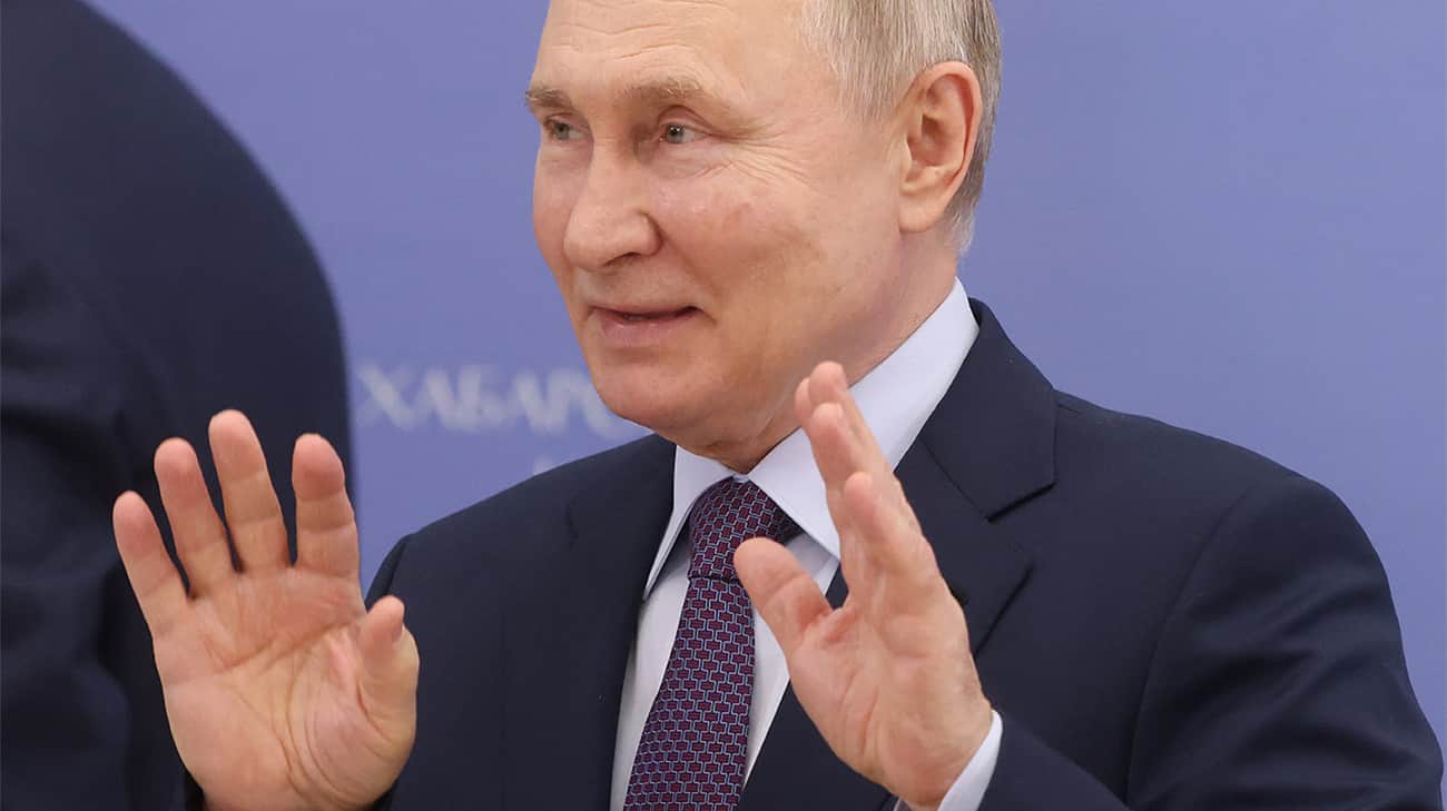 Putin slams anti-Russian sanctions leaders as ''idiots''